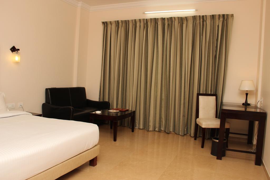 Quality Inn Palms Gandhidham Room photo