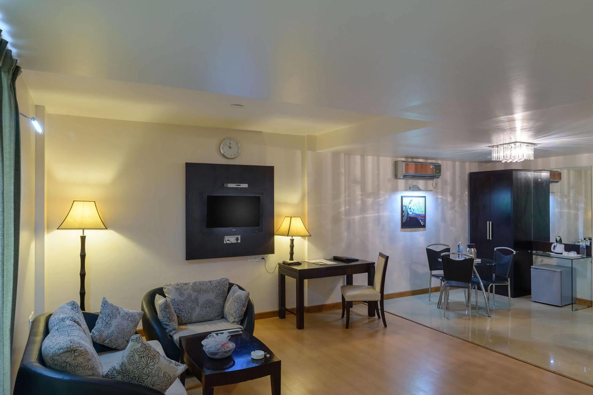 Quality Inn Palms Gandhidham Exterior photo