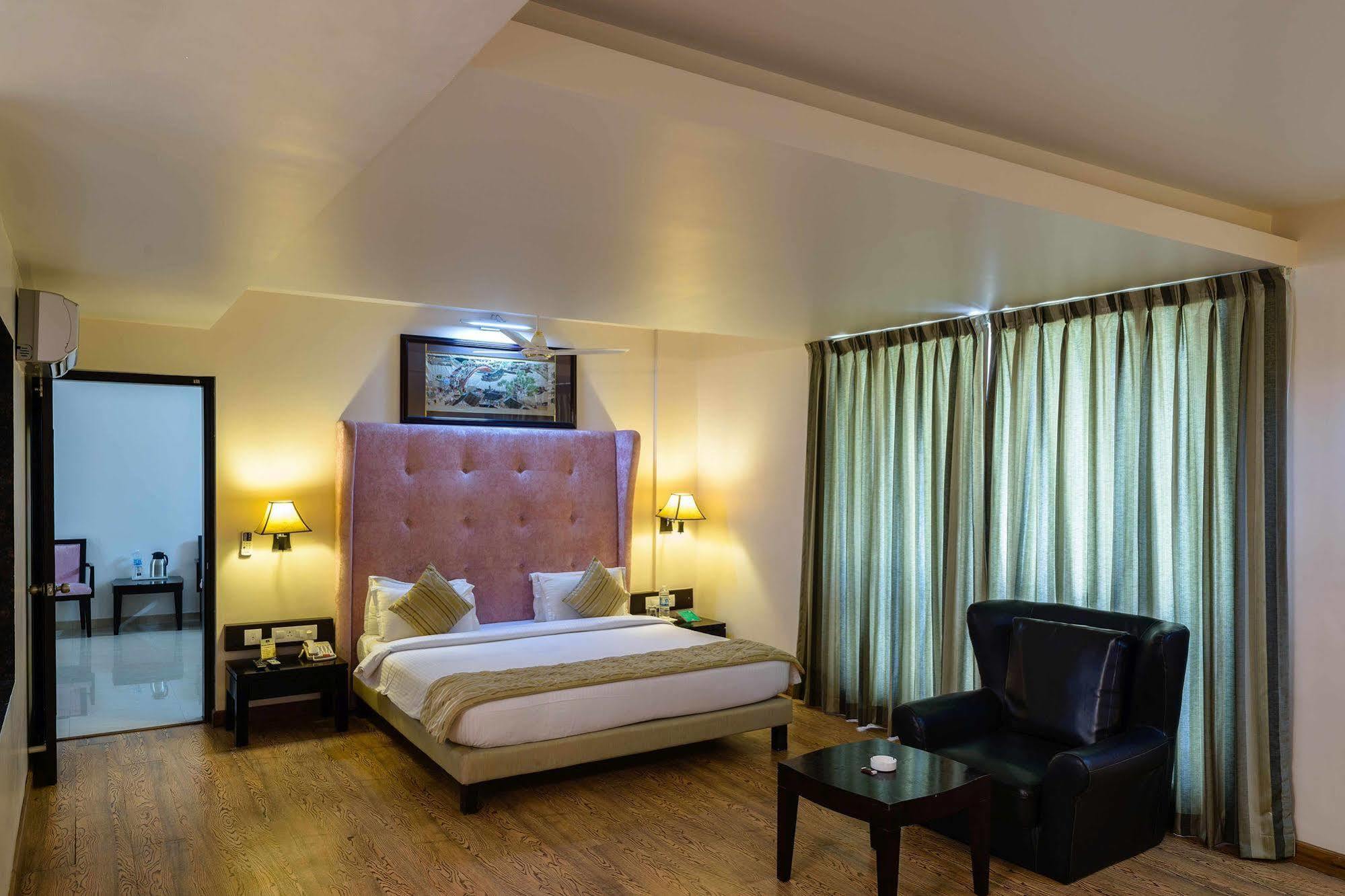 Quality Inn Palms Gandhidham Exterior photo